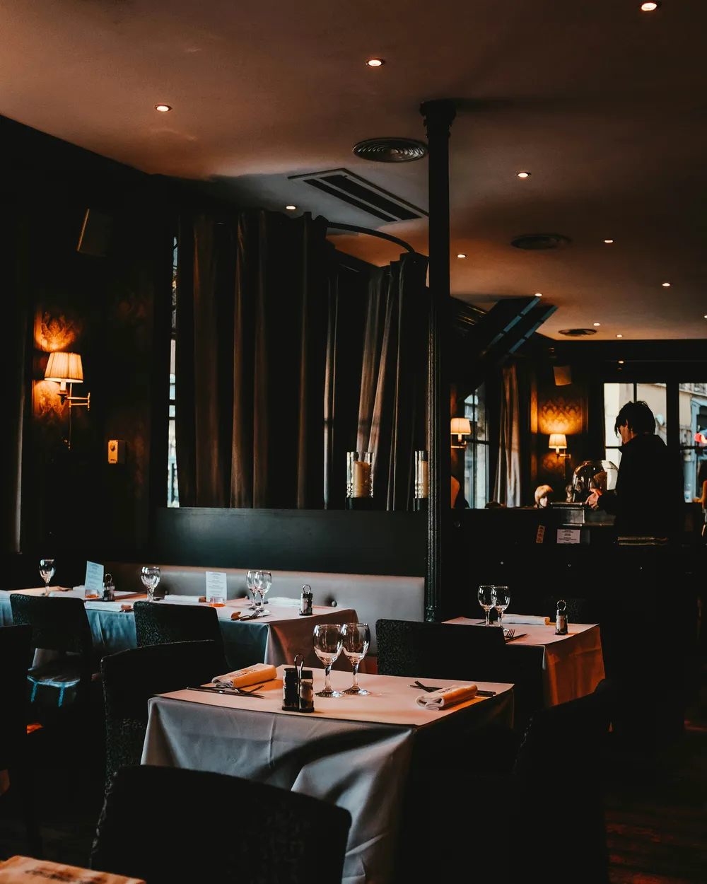 Moss Lounge The Bosphorus iç mekânı, akşam ışığında masalar