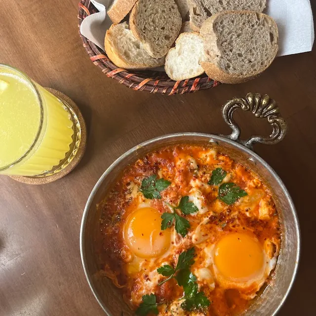 Bakır sahanda menemen, ekmek sepeti ve limonata